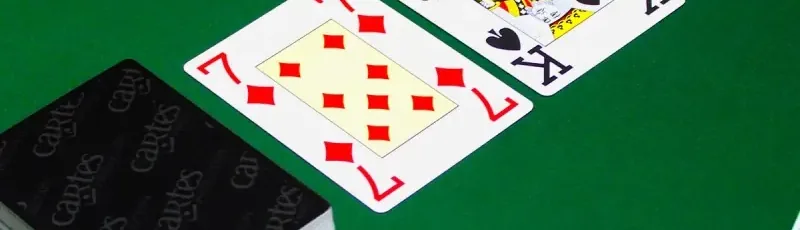Jeu de 55 cartes poker 100 % plastique Cartes Production, dos noirs, sur tapis vert