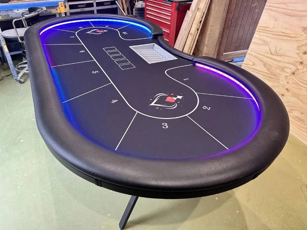 Table de poker ovale avec emplacement croupier, rack à jetons et éclairage LED bleu