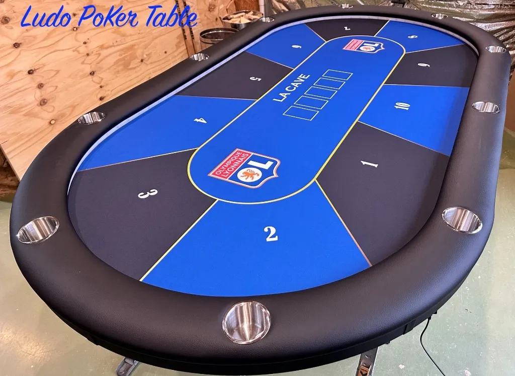 Table de poker bleue personnalisée La Cave, logos Olympique Lyonnais